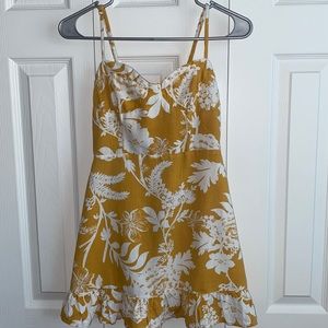 WILD FABLE TOP. SIZE XS. DARK YELLOW/ WHITE